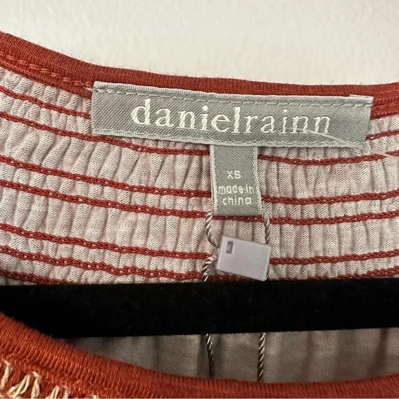 Daniel Rainn Women's 3/4 Sleeve Rust & Cream Leaf Design Blouse Size XS NWT - Picture 4 of 9